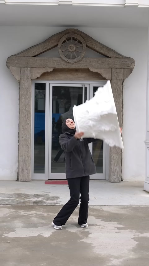 Hafif poliüretan sütun başlığının elde taşınarak yapısı gösteriliyor