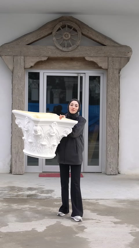 Bitkisel motiflerle bezeli beyaz poliüretan sütun başlığı yakından tanıtılıyor