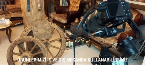 Ahşap görünümlü at arabası tekeri dekoratif ürün olarak sergileniyor