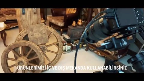 Rustik at arabası tekerleri ve ahşap dokulu dekoratif ürünler