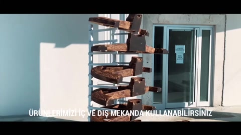 Üretim tesisi dışında raflara dizilmiş dekoratif rustik parçalar