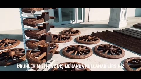 Zeminde sıralanan farklı boyutlardaki at arabası tekerleri
