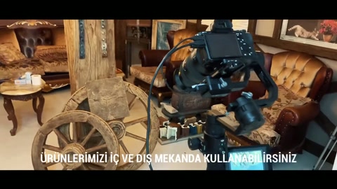 Çekim ekipmanı önünde rustik tekerler ve ahşap görünümlü parçalar sergileniyor.