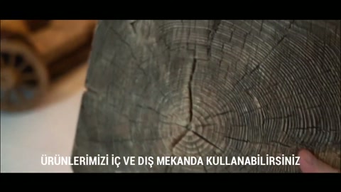 Yuvarlak dekorun kesitindeki düzensiz damar ve yarıklar sergileniyor.