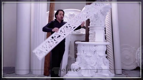 Delikli bezeme desenine sahip uzun poliüretan parça tanıtılıyor