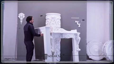 Poliüretan sütun başlığı, atölyedeki diğer beyaz dekor elemanlarıyla karşılaştırılıyor