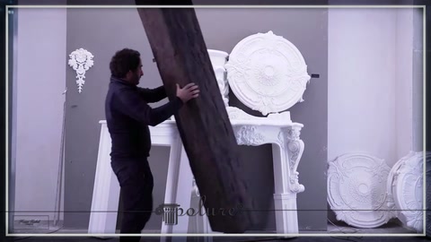 Yuvarlak poliüretan tavan göbeği, dekoratif sütun parçalarının yanında sergileniyor