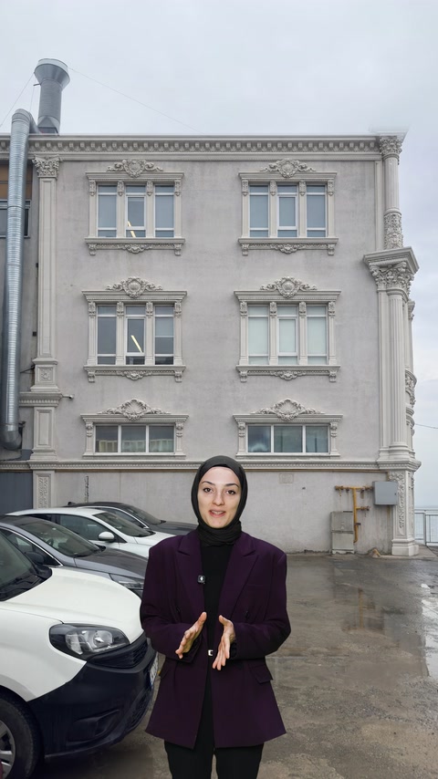 Pencere söveleri ve kat silmeleriyle yenilenmiş bina cephesi