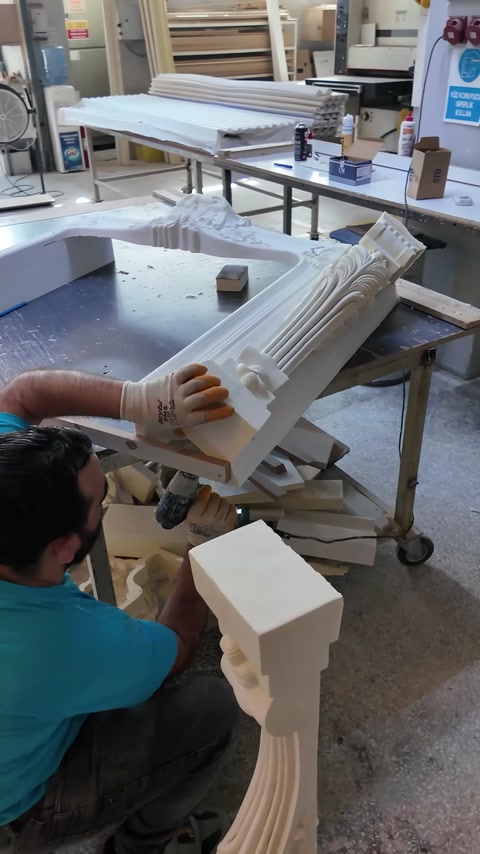 Yivli sütun biçimli parça köşe bloğuyla birleştiriliyor