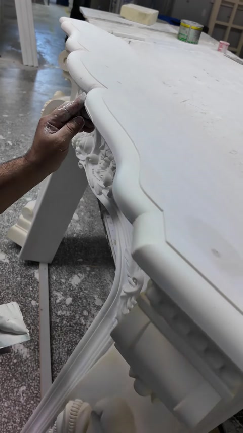 Üst tabla ile dekoratif ayak birleşimi yakından kontrol ediliyor