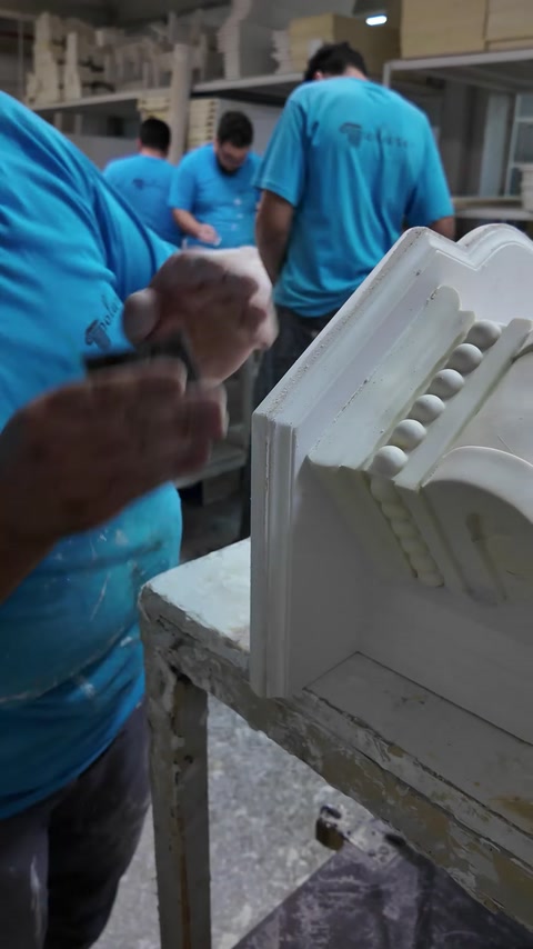 Boncuk dizisi motifli üst kenarda ince işçilik yapılıyor