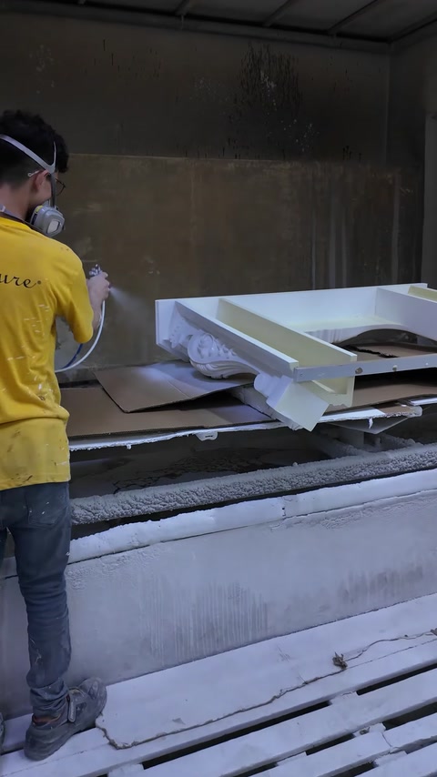 Usta şömine bileşenine püskürtme yöntemiyle yüzey kaplaması uyguluyor