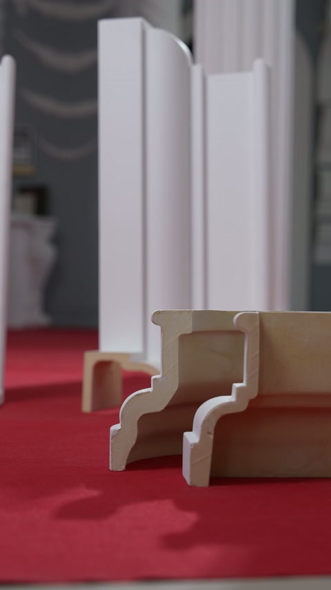 Farklı biçimlerdeki beyaz pilaster profil kesitleri yakından görülüyor