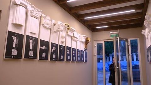 Ürün panoları ve QR kodlarla düzenlenen showroom koridoru