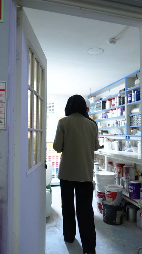 Laboratuvarın çalışma alanı, malzeme rafları ve kaplarıyla birlikte görülüyor