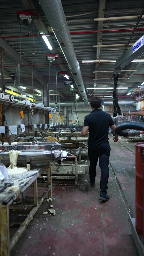 Fabrika içerisinde kartonpiyer üretim istasyonları görülüyor