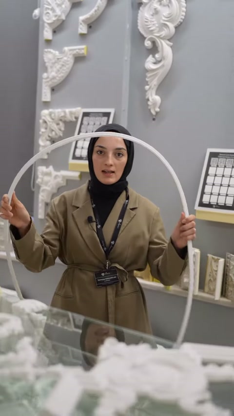Çıtanın iki ucu tutulup büyük bir halka biçimi oluşturuluyor.