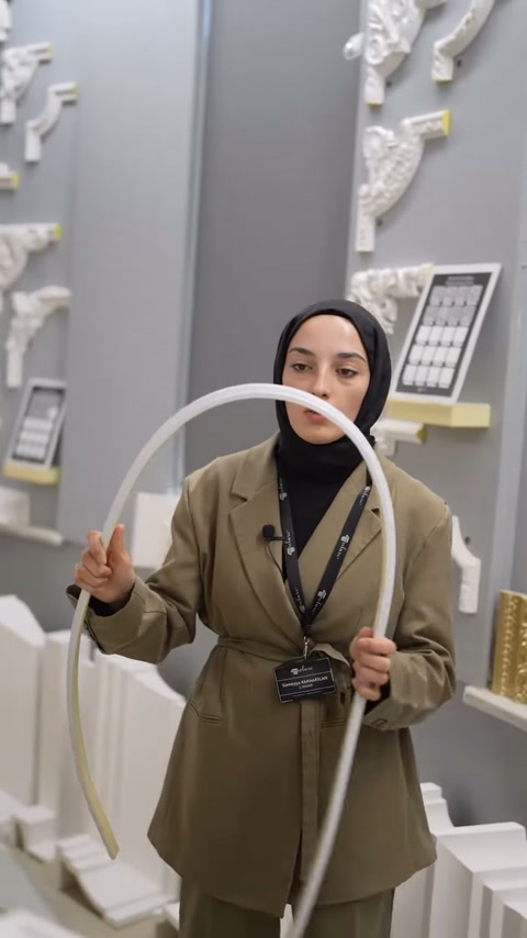 Kıvrılan profilin uçları ayrılarak esnek yapısı yeniden gösteriliyor.