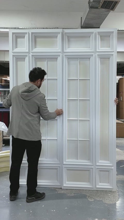 Beyaz panel grubunun simetrik çerçeve ve karolaj düzeni görülüyor.