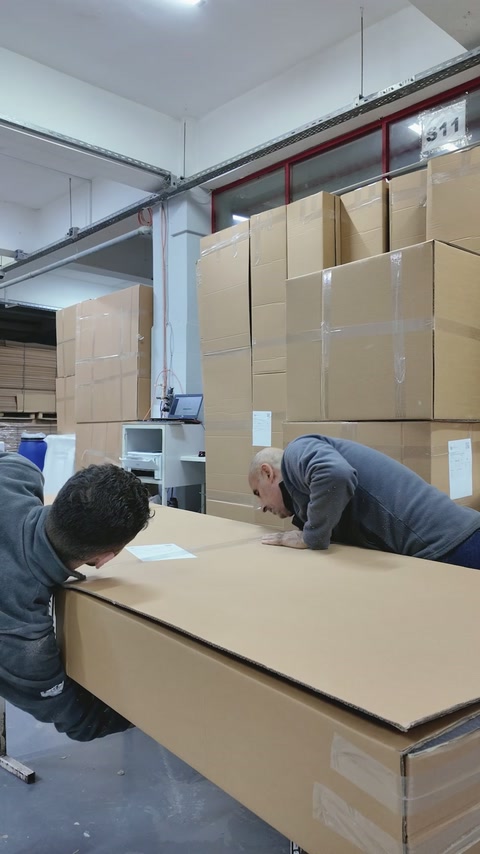 Tamamlanan dekoratif paneller sevkiyat için kartonla paketleniyor.
