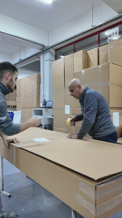 Atölyede panel paketi kapatılarak taşıma hazırlığı tamamlanıyor.