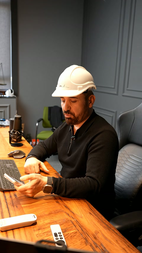Sunucu, çalışma masasında teknik tasarım sürecini anlatmayı sürdürüyor.
