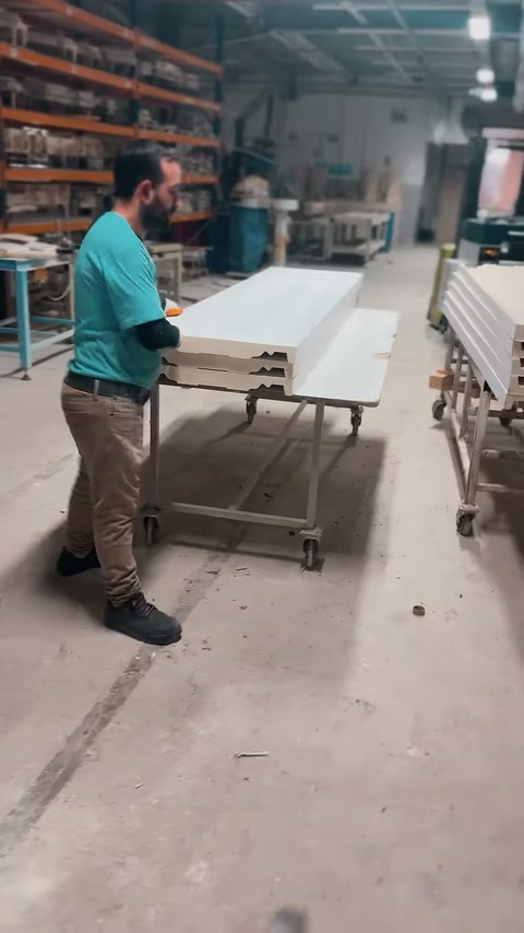 Usta geniş silme parçasını hareketli üretim sehpasına yerleştiriyor