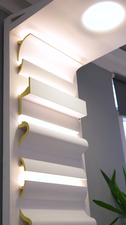 Gizli aydınlatmayla vurgulanan katmanlı duvar profilleri yakından görülüyor.