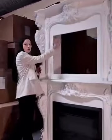 Poliüretan şöminenin dikey silmeleri ve geniş iç açıklığı görülüyor