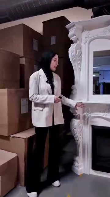 Kabartmalı şömine çerçevesi ve altındaki kapalı hazne önden görülüyor