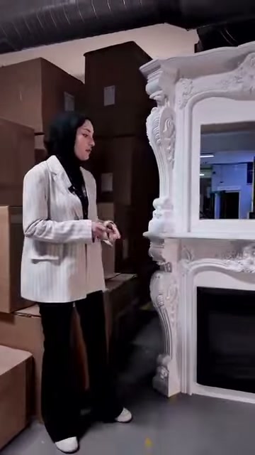 Çiçek motifli şömine çevresi depodaki kutular önünde sergileniyor