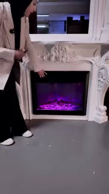 Sunucu mor ışıklı haznenin yanındaki kıvrımlı süslemeye uzanıyor