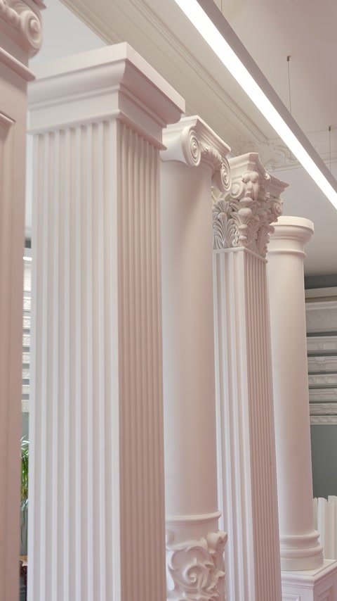 Pembe cephede kaideli pilaster ve üst silme ayrıntıları