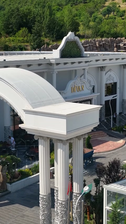 Kemerli giriş sundurmasında sütun, korniş ve alınlık uygulaması