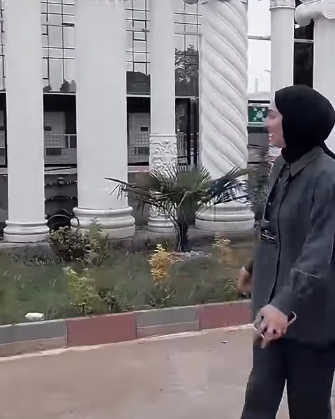 Bahçede sergilenen düz ve burgulu dekoratif sütun modelleri