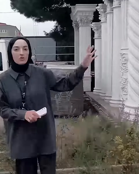 İşlemeli başlıklara sahip sütunların bahçedeki genel görünümü