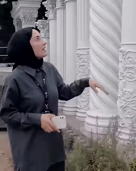 Burgulu sütun ile kabartma bezemeli kaide detayları tanıtılıyor
