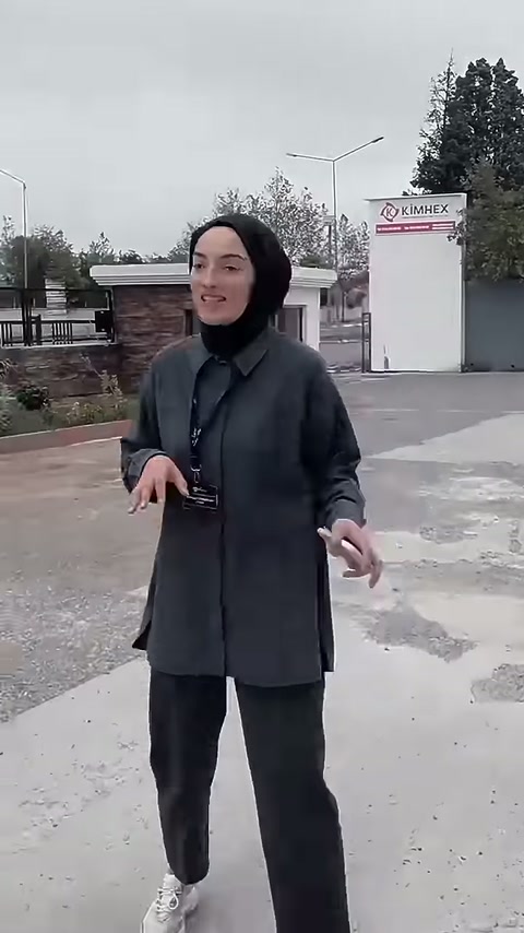 Video, açık alandaki dekoratif beyaz sütun çeşitlerini ve sunucuyu gösteriyor.