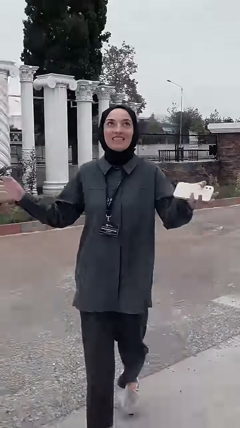 Sunucu, açık hava teşhirindeki klasik başlıklı sütunları tanıtıyor.