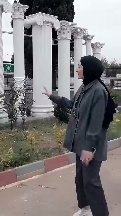Sarmal ve yivli beyaz sütun gövdeleri açık alanda sergileniyor.