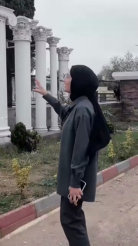 Sunucu, kaideli düz sütunların önünde ürün detaylarını anlatıyor.