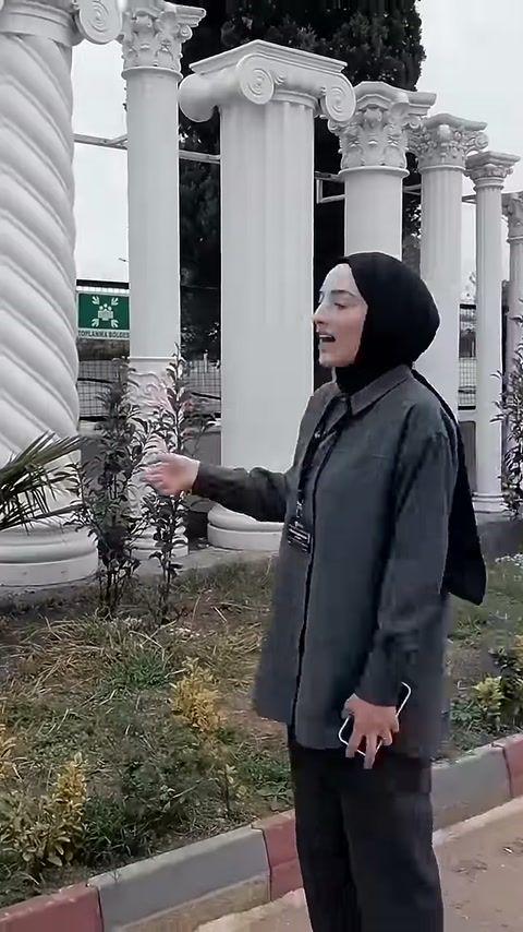 Burgulu gövdeli sütun ile yaprak bezemeli başlık birlikte görülüyor.