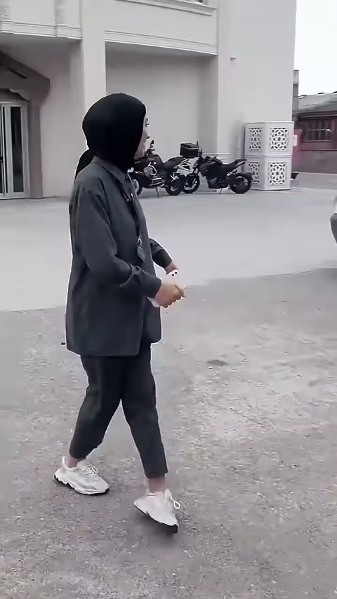 Sunucu, dış cephedeki kare kesitli dekoratif sütunlara yaklaşıyor.
