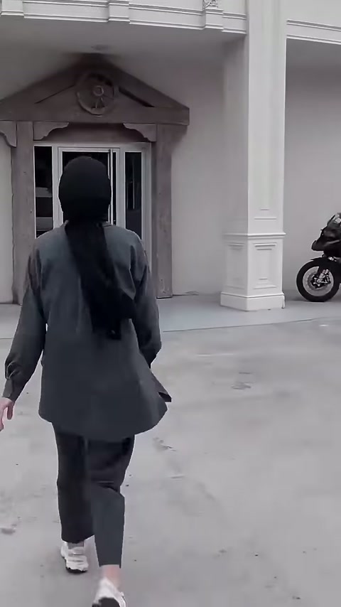 Sunucu, kemerli kapının iki yanındaki dekoratif pilasterleri inceliyor.