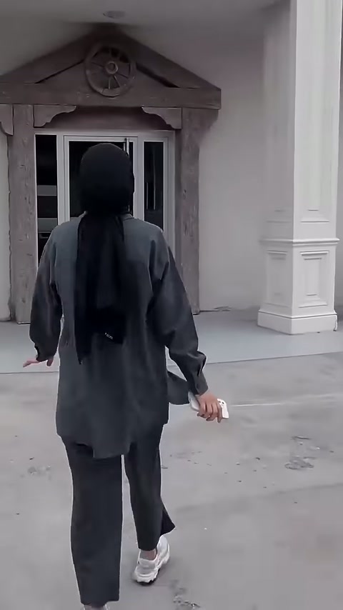 Bina girişinde kare kaideli beyaz pilaster uygulamaları öne çıkıyor.