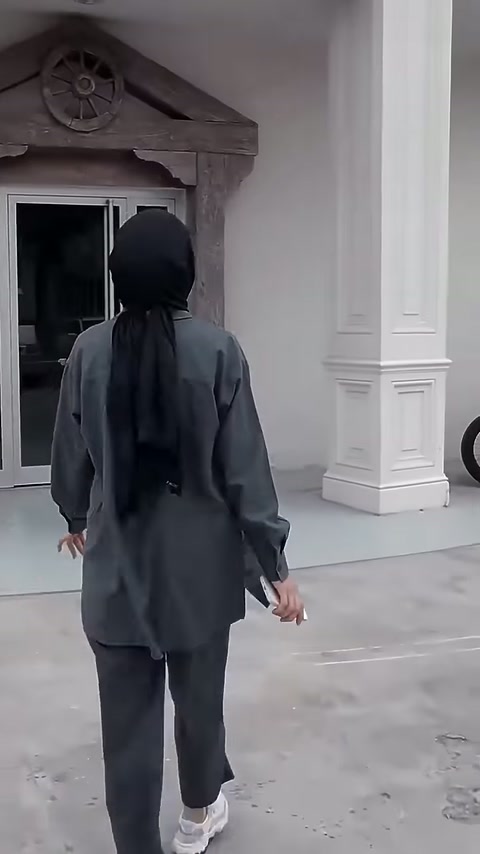 Sunucu, cepheye uygulanmış dikey yivli pilasterlerin önünde ilerliyor.