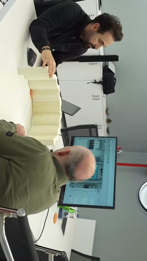 Poliüretan kolon elemanının oluklu yüzeyi iki elle kavranarak inceleniyor.