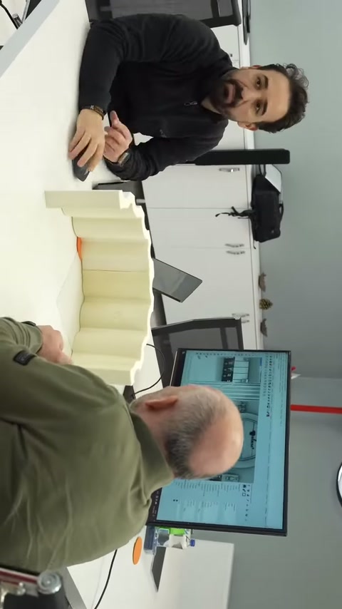 Masa üzerindeki sütun gövdesi konuşmacının el hareketleriyle açıklanıyor.
