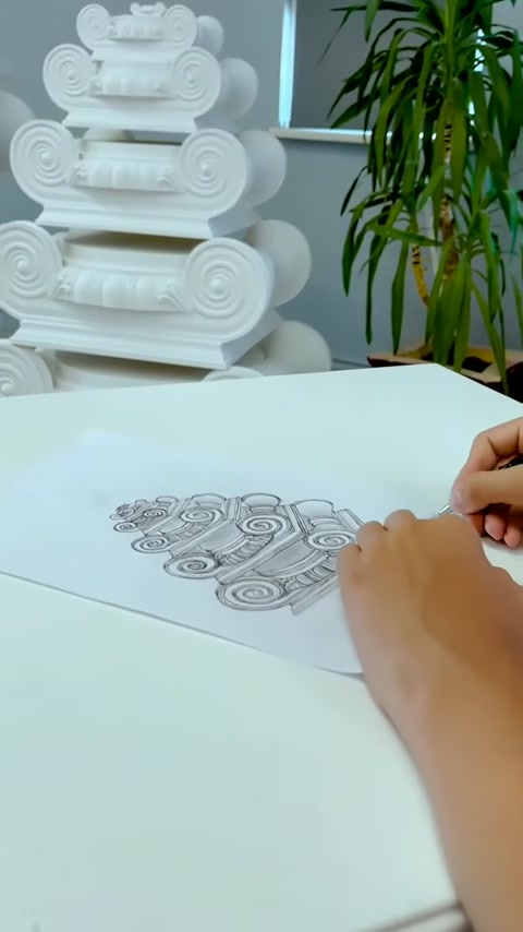 Tamamlanmış başlık taslağı yanında sürdürülen dekoratif ürün çizimi