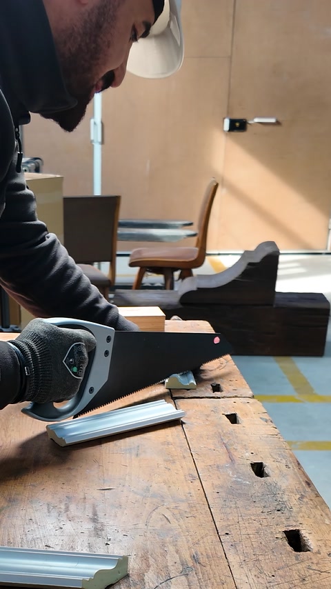 El testeresi, bordürün kabartmalı yüzeyine dik biçimde tutuluyor.